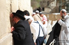 Евреи молятся около Стены Плача.