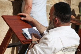 Молящийся еврей около Стены Плача.