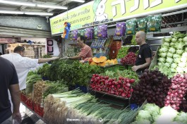 Рынок Кармель в Тель-Авиве - овощная лавка.