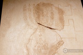 Изображение меноры, выгравированное на камне. Экспонат в музее подземного Иерусалима