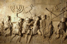 Триумфальная арка Тита на древней Священной дороге, барельеф: шествие с трофеями, захваченными в Иерусалиме.