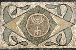 Менора с лулавом и этрогом. Мозаика VI века в Бруклинском музее