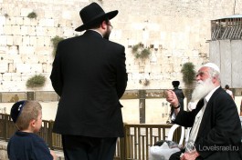 Религиозные евреи около Стены Плача.