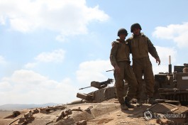 Танкисты Армии Обороны Израиля на боевых учениях на Голанских высотах. Боевое братство с улыбкой )