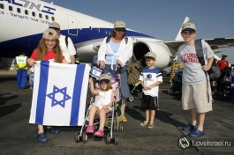 Новые репатрианты в Израиль делают первый шаг на Святую землю, поздравляем! )