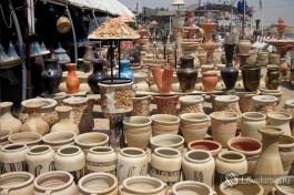 По дороге из Иерусалима на Мертвое море зачастую можно увидеть арабские лавки, торгующие глиняными изделиями, в которых можно посадить цветочки )