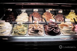 Изобилие видов мороженого. Иногда в израильских магазинах можно найти вкуснейшее мороженое домашнего приготовления... ммм... )