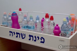 Питьевой уголок. С детства израильских ребят приучают пить много воды из-за климатических особенностей Израиля.