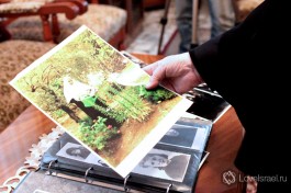 Матушка Георгия показывает альбом своих старых фотографий. История на страницах.