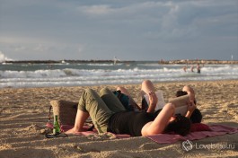 Тель-Авивский пляж. Всегда можно просто поваляться с книжкой в руках.
