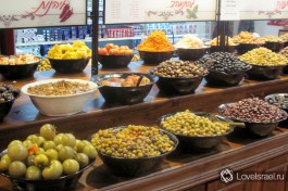 Во многих супермаркетах есть большой выбор соленостей и маринованностей, маслины рулят :)