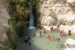 Под одним из водопадов есть водоем, в котором очень классно купаться, обязательно попробуйте!