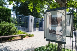 Перед входом в парк висят табло с историей семьи Ротшильдов.
