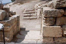 Использование более древней колонны при строительстве византийской церкви в г. Шхем.