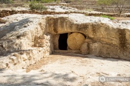 Вход в древнюю погребальную пещеру. Вход загораживали большим камнем, который защищал гробницу от диких животных.