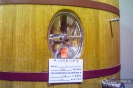 Этикетка на бочке с вином: когда был собран виноград, какого он сорта, какое вино из него получится и когда оно будет выдержено.